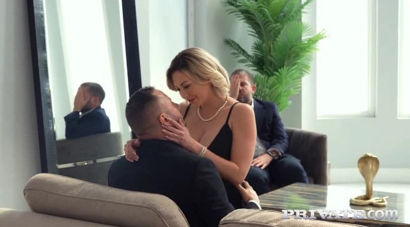 Sarışın Karısının Başkasıyla Sikişmesini İzleyen Gavat
