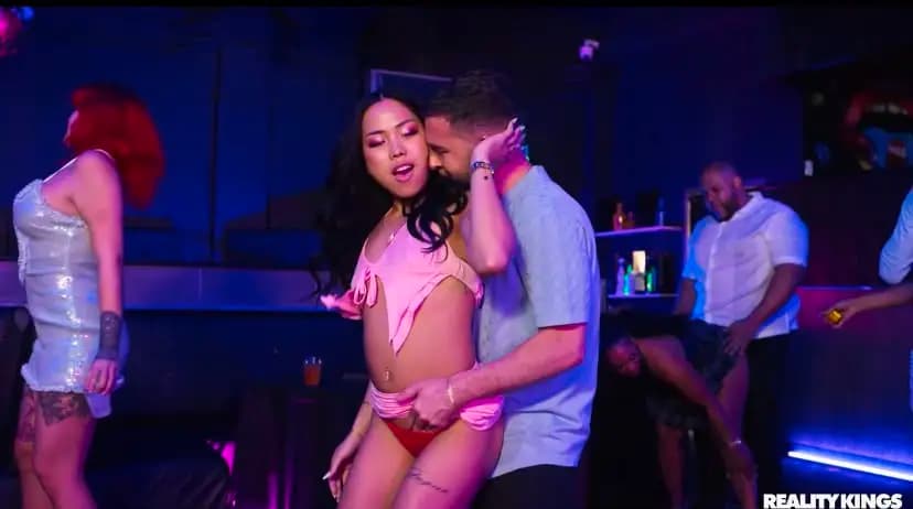 [RealityKings] Vivienne Vo – Getting Sleazy In The Speakeasy - Doeda izle aramalarında en çok tıklanan altyazılı sahnelerden biri
