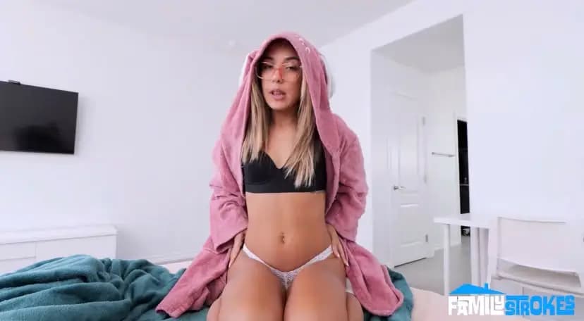 Üvey Kızına Ödevlerinde Yardımcı Olmak İçin Önce Sakso Çektiriyor – Türkçe altyazılı video