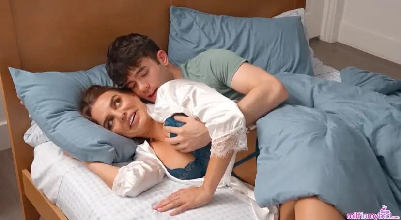 Oğlundan Yatakta Kendisini Isıtmasını İsteyen Sarışın Şıllık - Klasik doeda porno ve hdabla izle listelerinin popüler videosu
